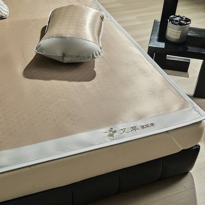 91家纺网 家纺一手货源 找家纺 梵希良品家纺 2025新款艾草宽边绣花冰藤席冰丝席凉席三件套 咖色