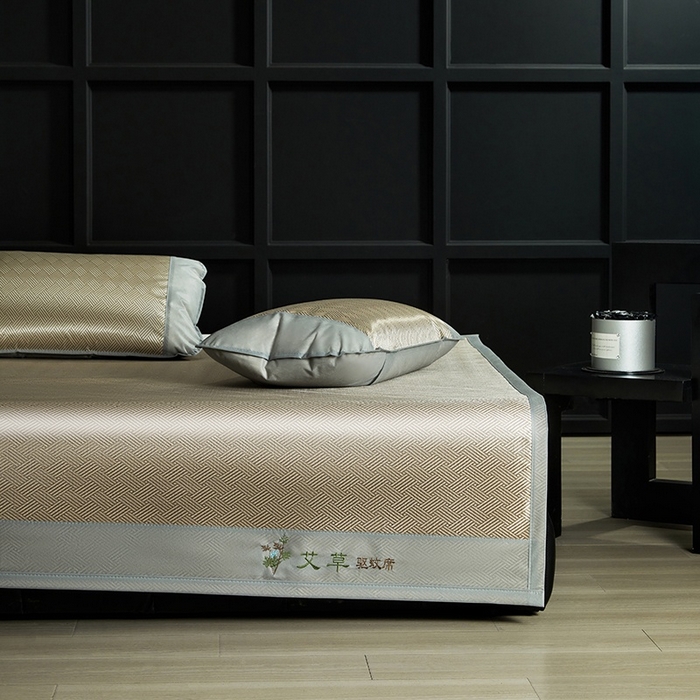 91家纺网 家纺一手货源 找家纺 梵希良品家纺 2025新款艾草宽边绣花冰藤席冰丝席凉席三件套 咖色