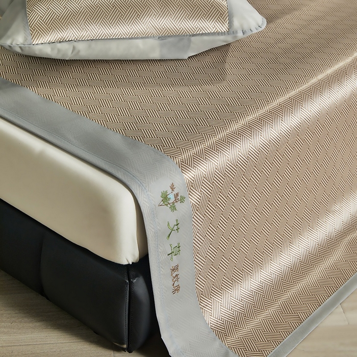 91家纺网 家纺一手货源 找家纺 梵希良品家纺 2025新款艾草宽边绣花冰藤席冰丝席凉席三件套 咖色