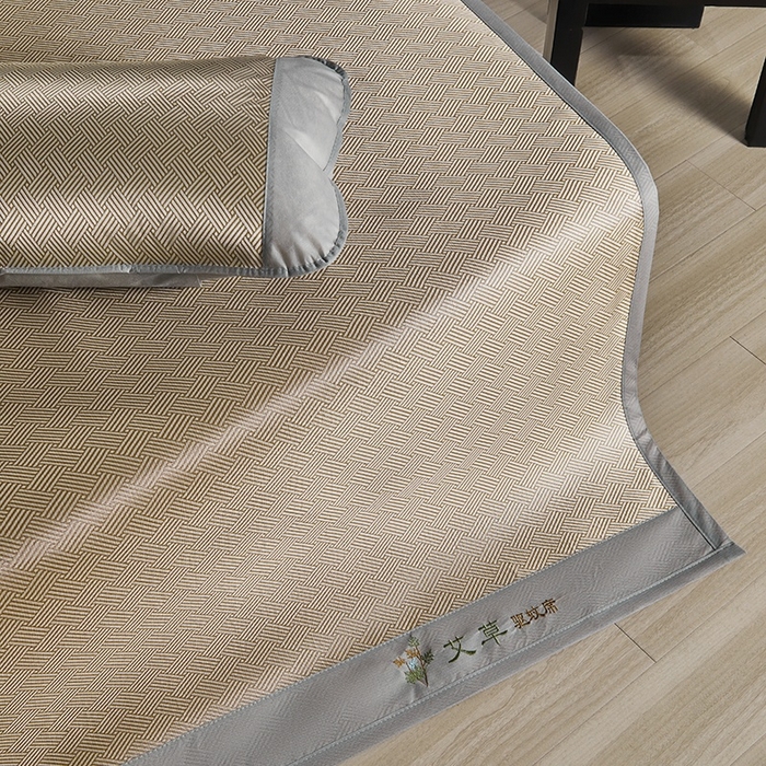 91家纺网 家纺一手货源 找家纺 梵希良品家纺 2025新款艾草宽边绣花冰藤席冰丝席凉席三件套 咖色