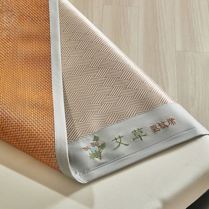 91家纺网 家纺一手货源 找家纺 梵希良品家纺 2025新款艾草宽边绣花冰藤席冰丝席凉席三件套 咖色