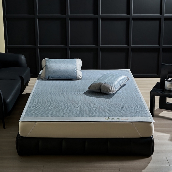 91家纺网 家纺一手货源 找家纺 梵希良品家纺 2025新款艾草宽边绣花冰藤席冰丝席凉席三件套 蓝色