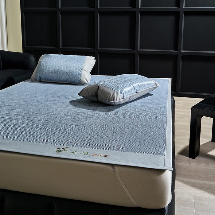 91家纺网 家纺一手货源 找家纺 梵希良品家纺 2025新款艾草宽边绣花冰藤席冰丝席凉席三件套 蓝色