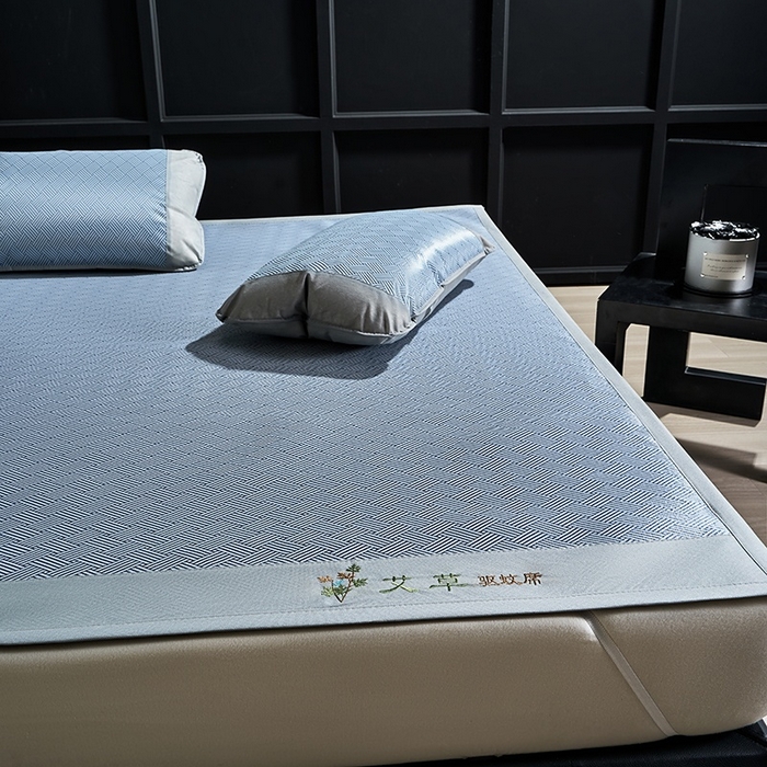 91家纺网 家纺一手货源 找家纺 梵希良品家纺 2025新款艾草宽边绣花冰藤席冰丝席凉席三件套 蓝色