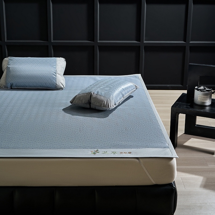 91家纺网 家纺一手货源 找家纺 梵希良品家纺 2025新款艾草宽边绣花冰藤席冰丝席凉席三件套 蓝色