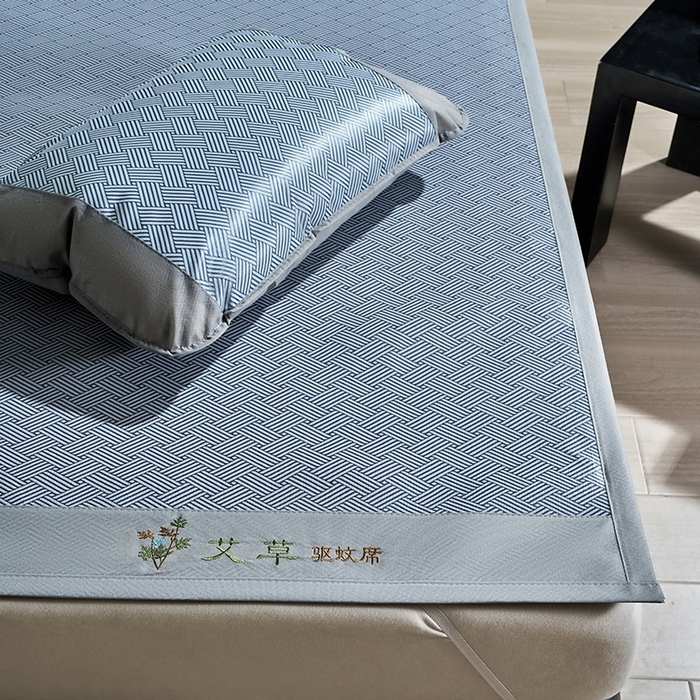 91家纺网 家纺一手货源 找家纺 梵希良品家纺 2025新款艾草宽边绣花冰藤席冰丝席凉席三件套 蓝色