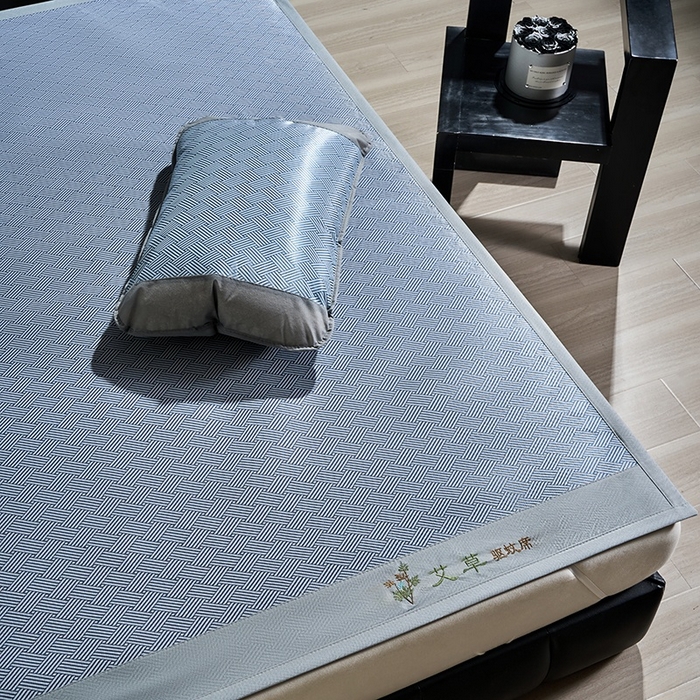 91家纺网 家纺一手货源 找家纺 梵希良品家纺 2025新款艾草宽边绣花冰藤席冰丝席凉席三件套 蓝色