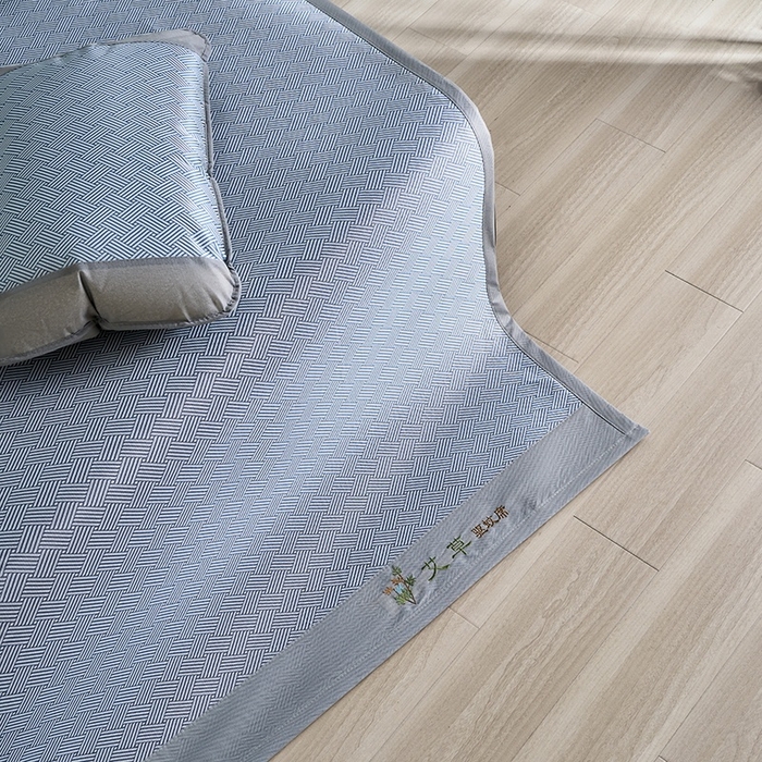 91家纺网 家纺一手货源 找家纺 梵希良品家纺 2025新款艾草宽边绣花冰藤席冰丝席凉席三件套 蓝色