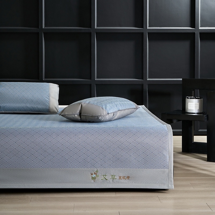 91家纺网 家纺一手货源 找家纺 梵希良品家纺 2025新款艾草宽边绣花冰藤席冰丝席凉席三件套 蓝色