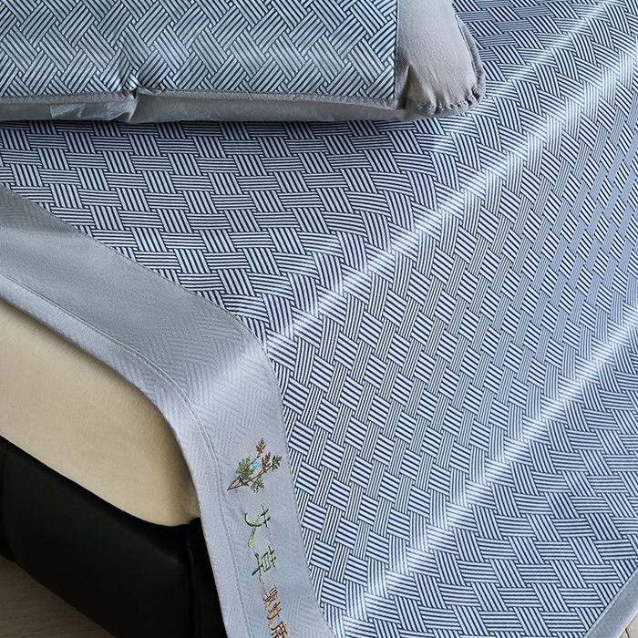 91家纺网 家纺一手货源 找家纺 梵希良品家纺 2025新款艾草宽边绣花冰藤席冰丝席凉席三件套 蓝色