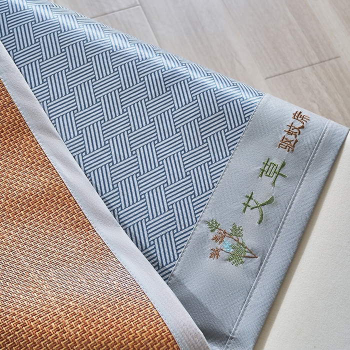 91家纺网 家纺一手货源 找家纺 梵希良品家纺 2025新款艾草宽边绣花冰藤席冰丝席凉席三件套 蓝色