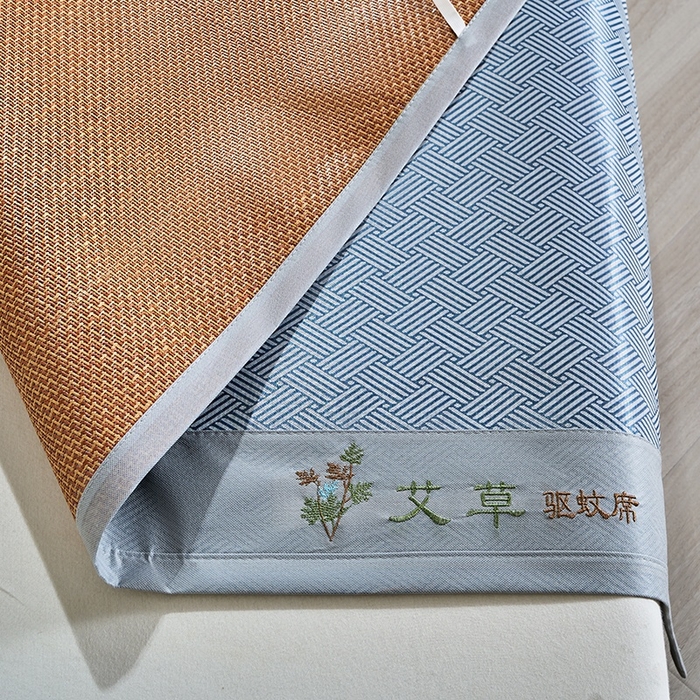 91家纺网 家纺一手货源 找家纺 梵希良品家纺 2025新款艾草宽边绣花冰藤席冰丝席凉席三件套 蓝色