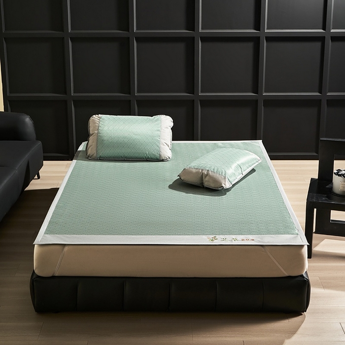 91家纺网 家纺一手货源 找家纺 梵希良品家纺 2025新款艾草宽边绣花冰藤席冰丝席凉席三件套 绿色