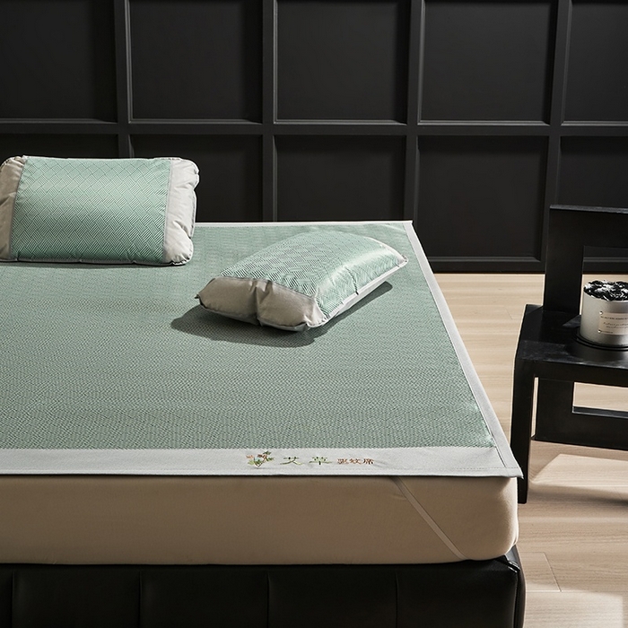 91家纺网 家纺一手货源 找家纺 梵希良品家纺 2025新款艾草宽边绣花冰藤席冰丝席凉席三件套 绿色