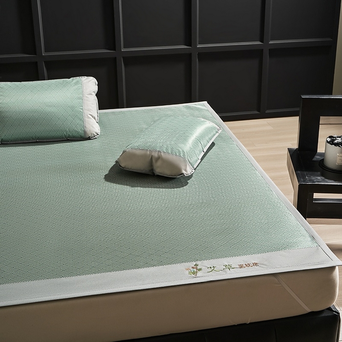 91家纺网 家纺一手货源 找家纺 梵希良品家纺 2025新款艾草宽边绣花冰藤席冰丝席凉席三件套 绿色