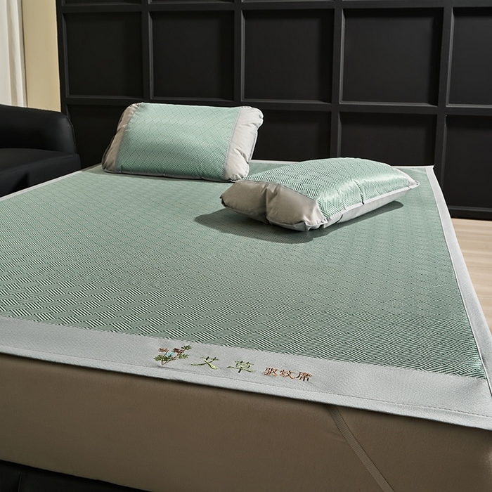 91家纺网 家纺一手货源 找家纺 梵希良品家纺 2025新款艾草宽边绣花冰藤席冰丝席凉席三件套 绿色