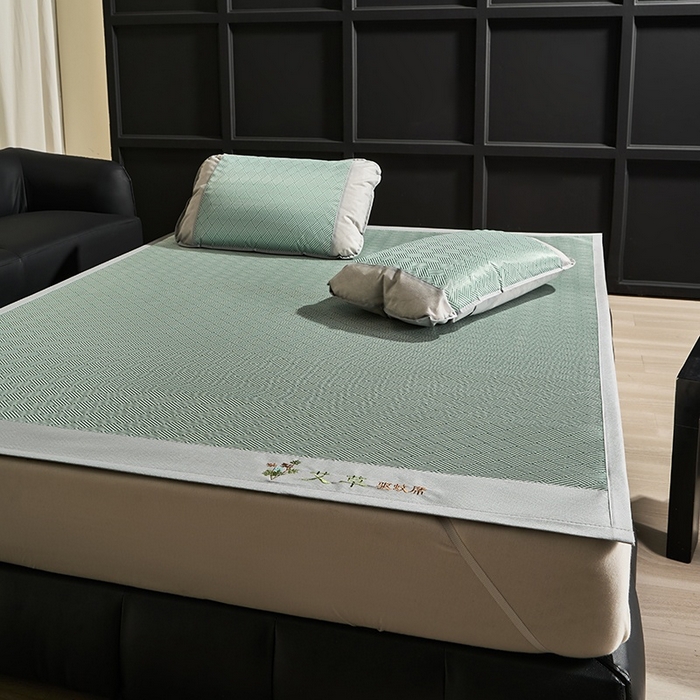 91家纺网 家纺一手货源 找家纺 梵希良品家纺 2025新款艾草宽边绣花冰藤席冰丝席凉席三件套 绿色