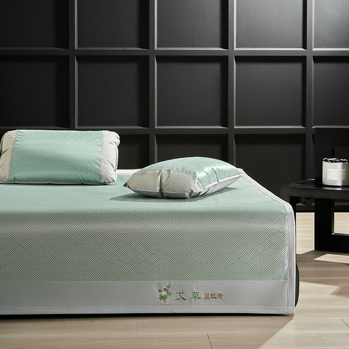 91家纺网 家纺一手货源 找家纺 梵希良品家纺 2025新款艾草宽边绣花冰藤席冰丝席凉席三件套 绿色