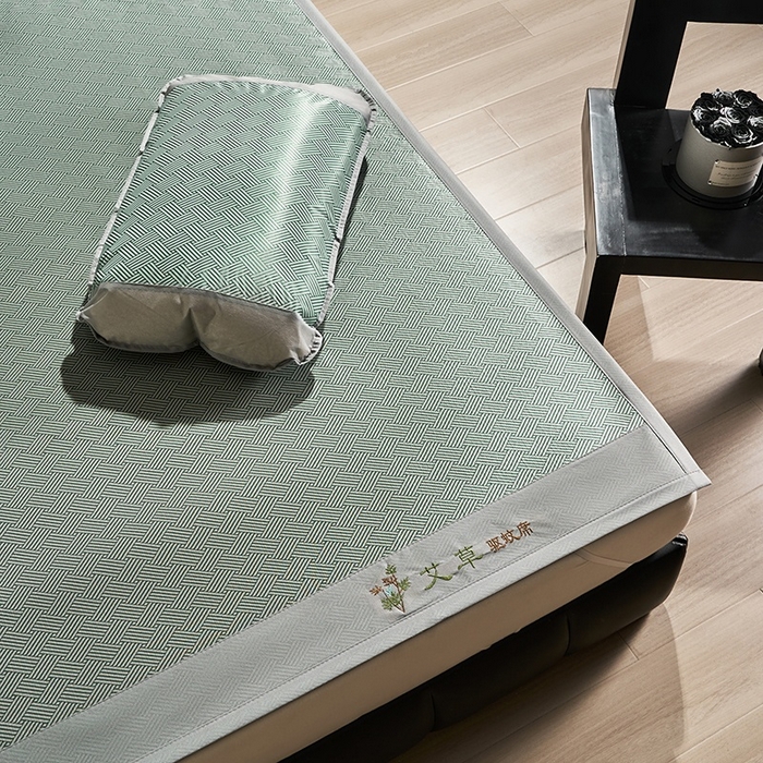 91家纺网 家纺一手货源 找家纺 梵希良品家纺 2025新款艾草宽边绣花冰藤席冰丝席凉席三件套 绿色