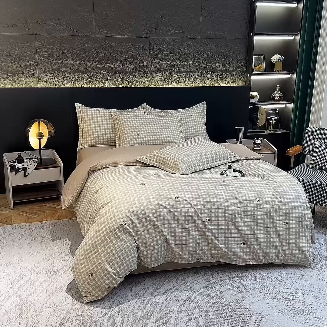 91家纺网 家纺一手货源 找家纺 巧格家纺 2025爆款超柔云朵棉双层纱四件套不起球不掉色床裙款 漫日之夏-咖