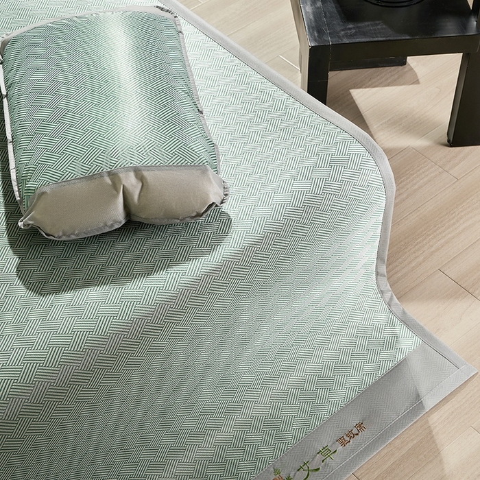 91家纺网 家纺一手货源 找家纺 梵希良品家纺 2025新款艾草宽边绣花冰藤席冰丝席凉席三件套 绿色