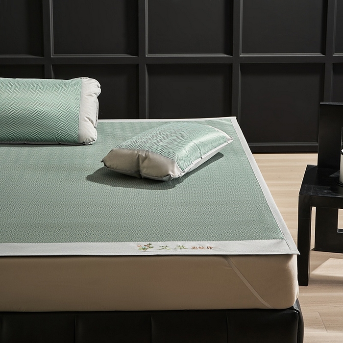 91家纺网 家纺一手货源 找家纺 梵希良品家纺 2025新款艾草宽边绣花冰藤席冰丝席凉席三件套 绿色