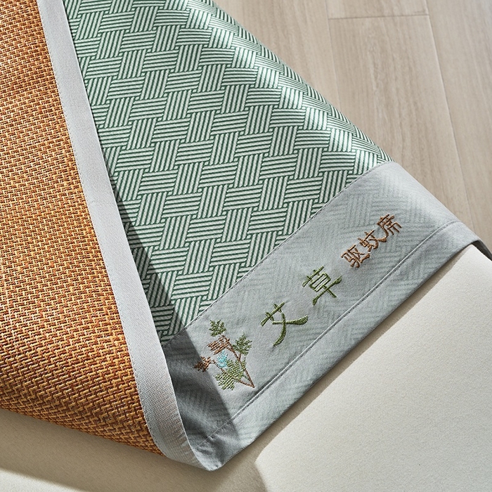 91家纺网 家纺一手货源 找家纺 梵希良品家纺 2025新款艾草宽边绣花冰藤席冰丝席凉席三件套 绿色