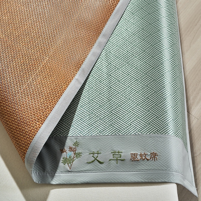 91家纺网 家纺一手货源 找家纺 梵希良品家纺 2025新款艾草宽边绣花冰藤席冰丝席凉席三件套 绿色