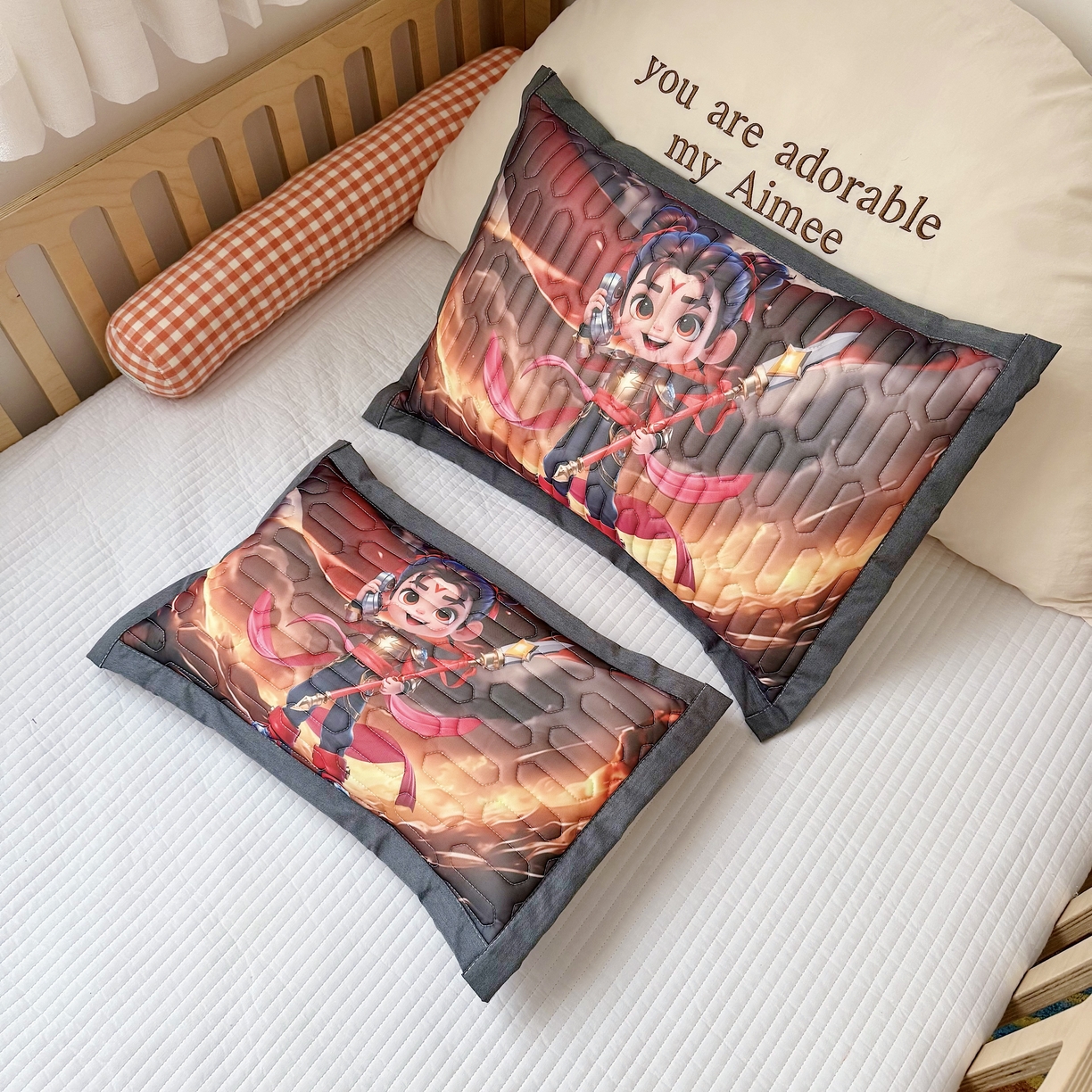 91家纺网 家纺一手货源 找家纺 （总）纽乐家纺 2025新款卡通5D数码印花哪吒周边儿童冰丝乳胶凉枕枕套枕芯