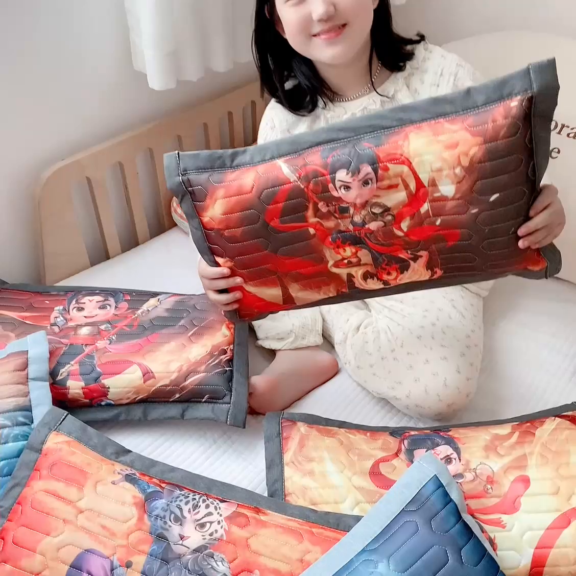 91家纺网 家纺一手货源 找家纺 （总）纽乐家纺 2025新款卡通5D数码印花哪吒周边儿童冰丝乳胶凉枕枕套枕芯