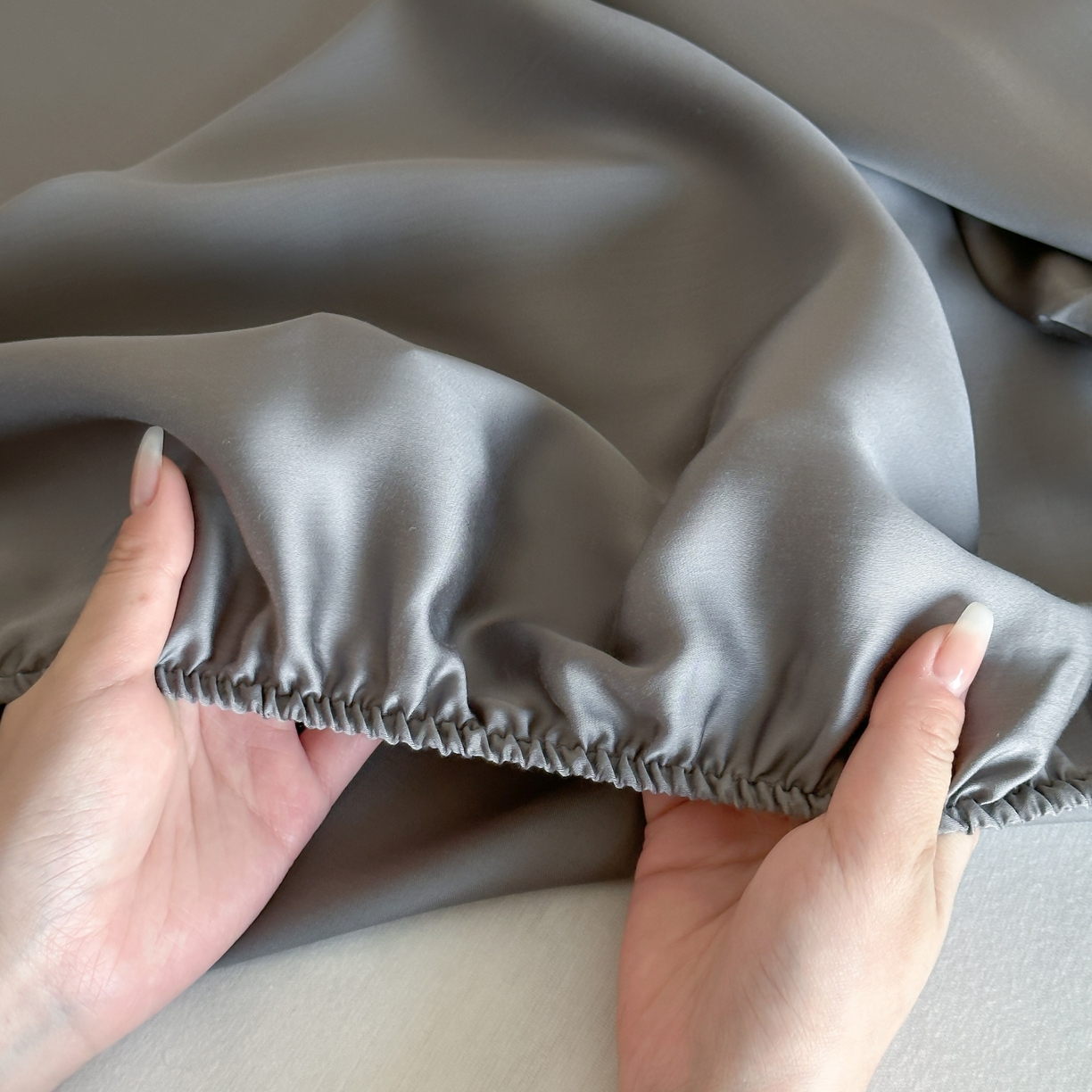 91家纺网 家纺一手货源 找家纺 三味舒屋 2025春夏新款冷雾小奢绸60支天丝单床笠 床笠单件 格雷灰