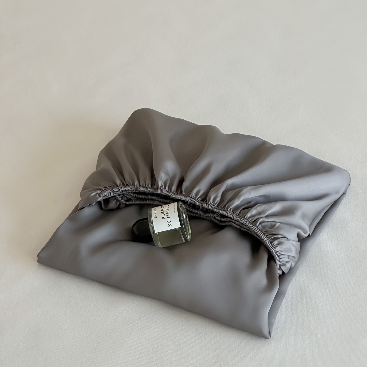 91家纺网 家纺一手货源 找家纺 三味舒屋 2025春夏新款冷雾小奢绸60支天丝单床笠 床笠单件 格雷灰