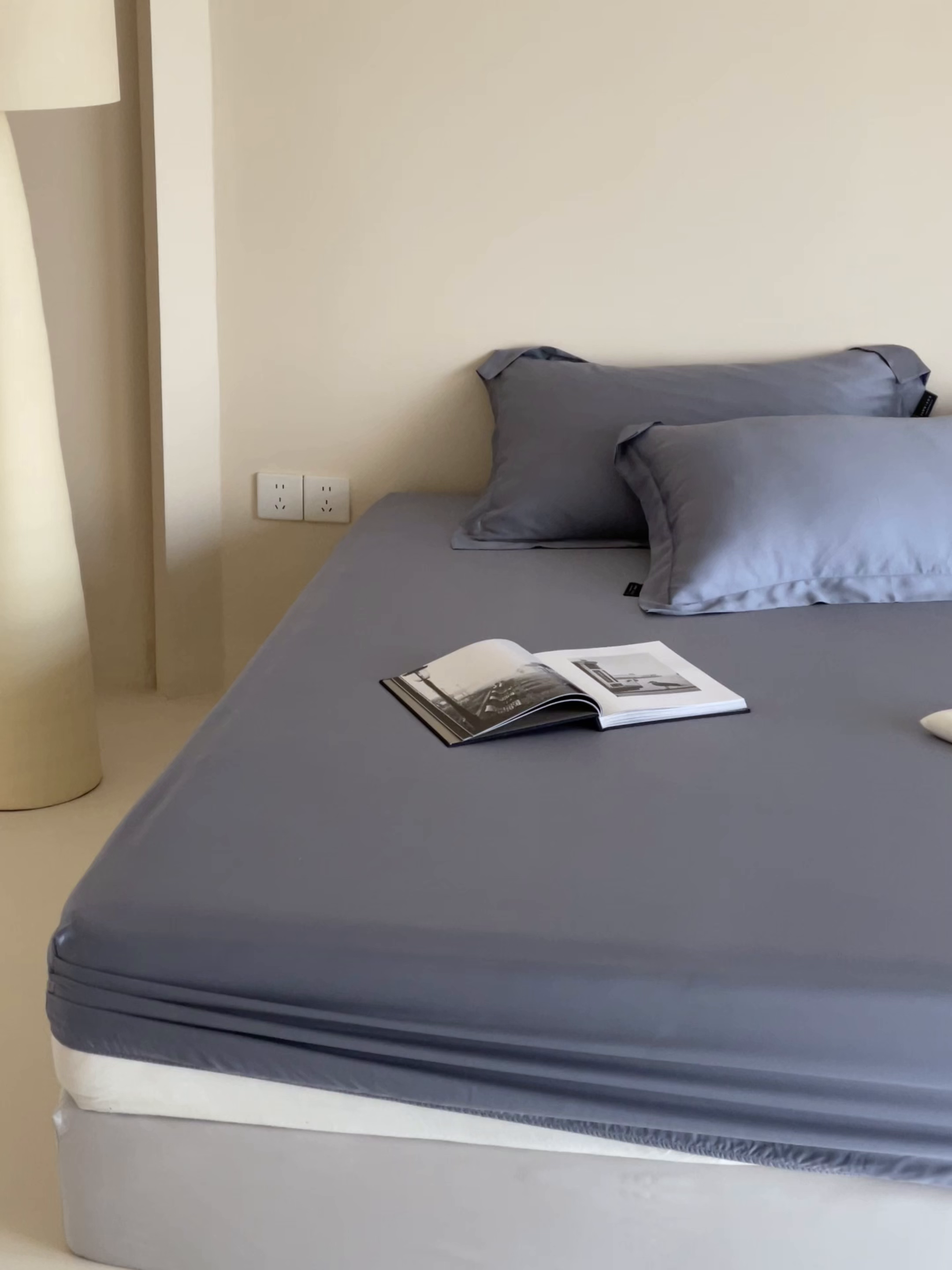 91家纺网 家纺一手货源 找家纺 三味舒屋 2025春夏新款冷雾小奢绸60支天丝单床笠 床笠单件 格雷灰