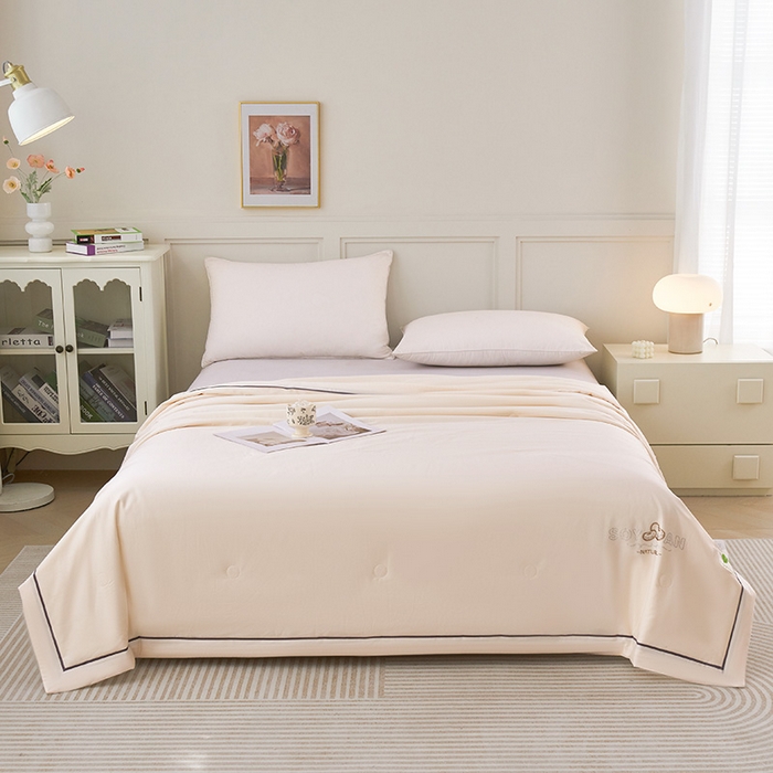 91家纺网 家纺一手货源 找家纺 紫乐家纺 2025新款60长绒棉纯色夏被 奶油白