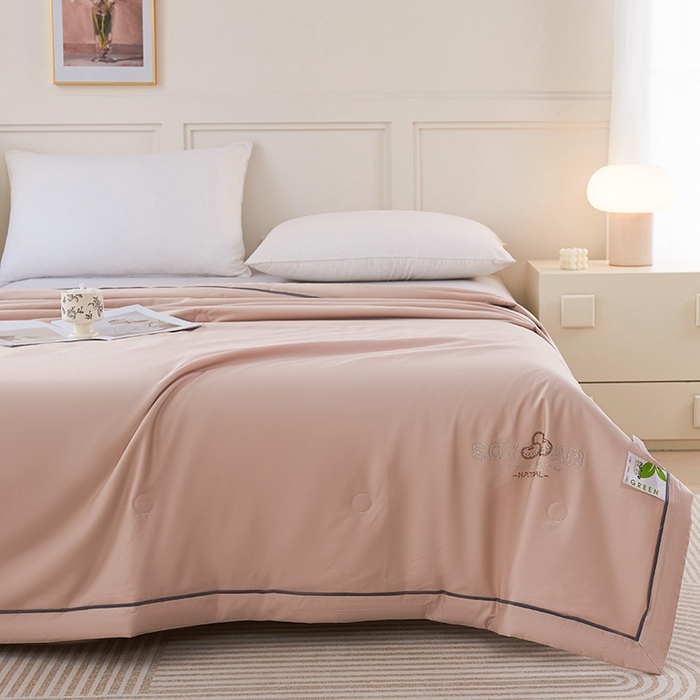 91家纺网 家纺一手货源 找家纺 紫乐家纺 2025新款60长绒棉纯色夏被 山茶杏