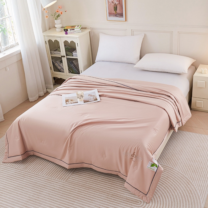 91家纺网 家纺一手货源 找家纺 紫乐家纺 2025新款60长绒棉纯色夏被 山茶杏