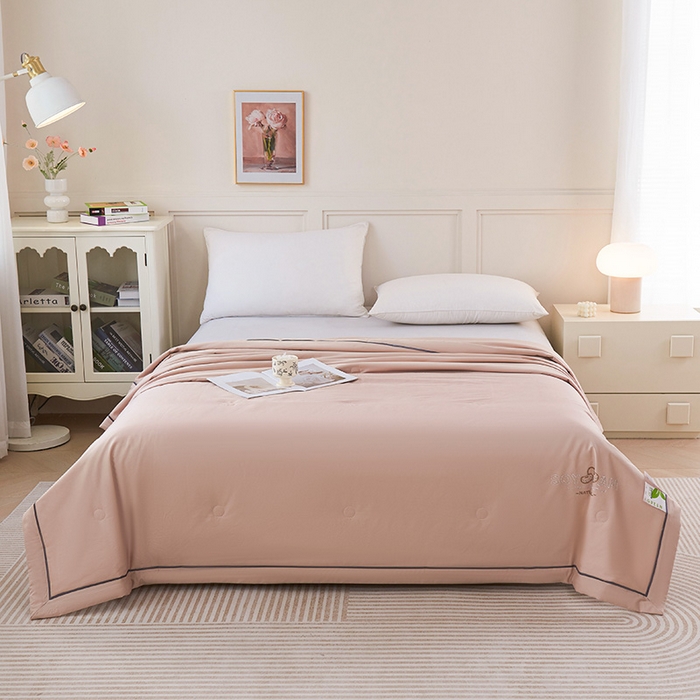 91家纺网 家纺一手货源 找家纺 紫乐家纺 2025新款60长绒棉纯色夏被 山茶杏