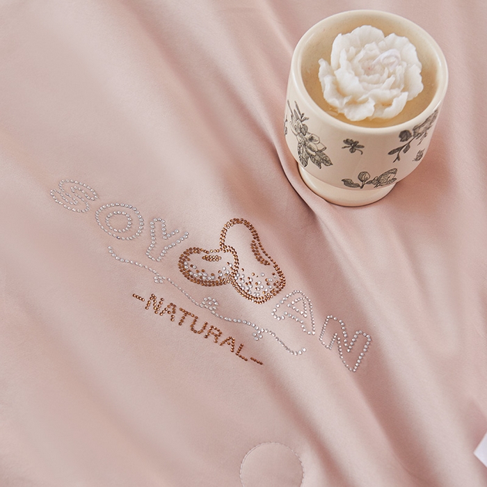 91家纺网 家纺一手货源 找家纺 紫乐家纺 2025新款60长绒棉纯色夏被 山茶杏