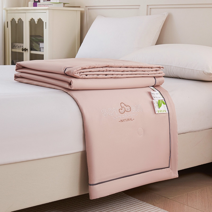 91家纺网 家纺一手货源 找家纺 紫乐家纺 2025新款60长绒棉纯色夏被 山茶杏