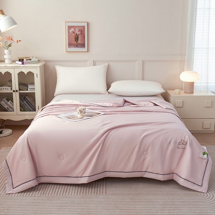 91家纺网 家纺一手货源 找家纺 紫乐家纺 2025新款60长绒棉纯色夏被 紫苏粉