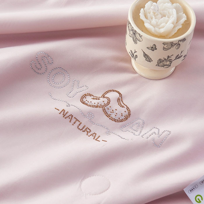 91家纺网 家纺一手货源 找家纺 紫乐家纺 2025新款60长绒棉纯色夏被 紫苏粉