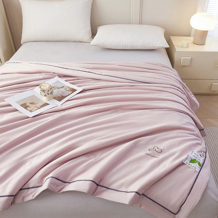 91家纺网 家纺一手货源 找家纺 紫乐家纺 2025新款60长绒棉纯色夏被 紫苏粉