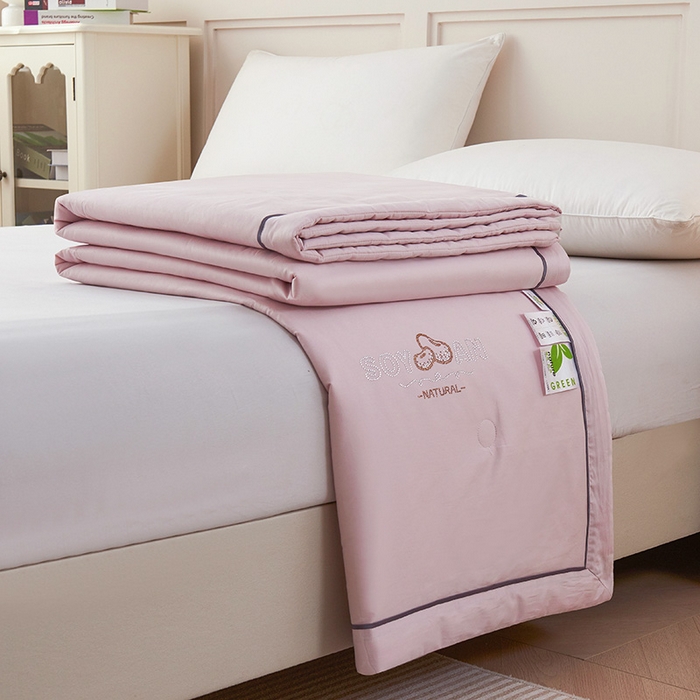 91家纺网 家纺一手货源 找家纺 紫乐家纺 2025新款60长绒棉纯色夏被 紫苏粉