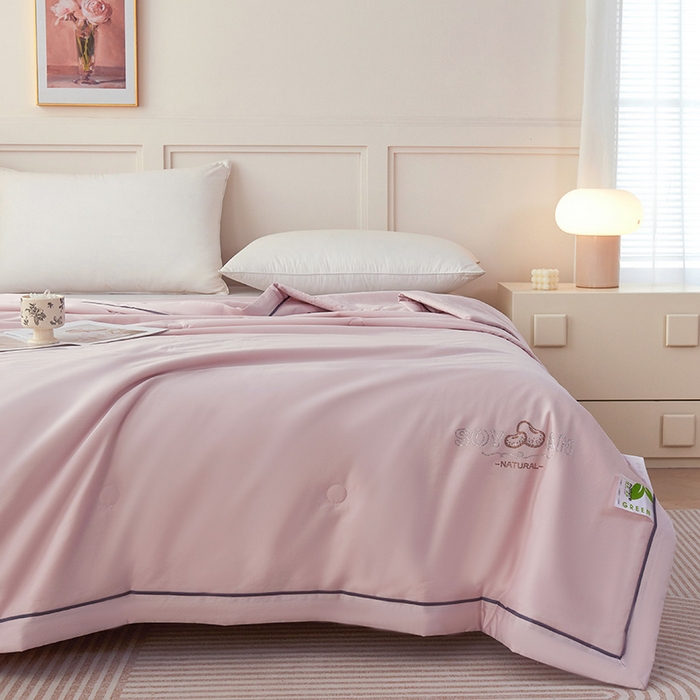 91家纺网 家纺一手货源 找家纺 紫乐家纺 2025新款60长绒棉纯色夏被 紫苏粉