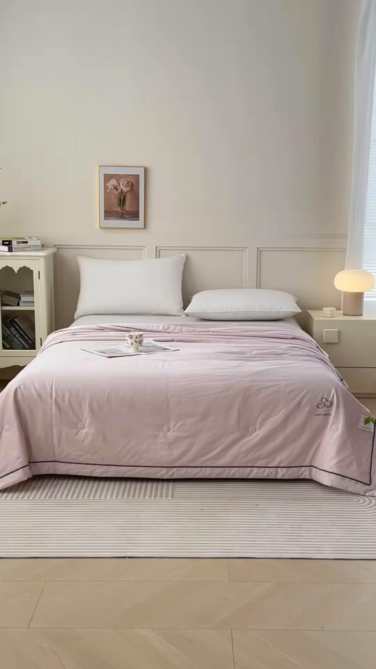 91家纺网 家纺一手货源 找家纺 紫乐家纺 2025新款60长绒棉纯色夏被 紫苏粉