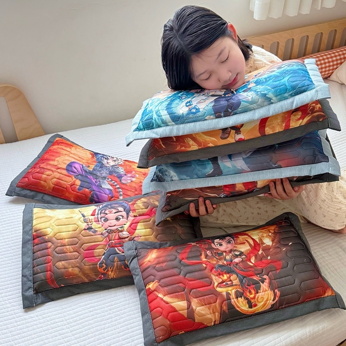 91家纺网 家纺一手货源 找家纺 纽乐家纺 2025新款卡通5D数码印花哪吒周边儿童冰丝乳胶凉枕枕套枕芯 组合图仅做展示