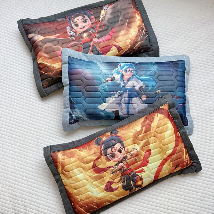 91家纺网 家纺一手货源 找家纺 纽乐家纺 2025新款卡通5D数码印花哪吒周边儿童冰丝乳胶凉枕枕套枕芯 组合图仅做展示