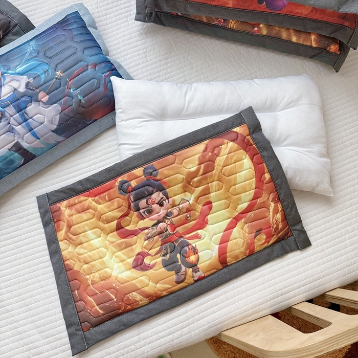 91家纺网 家纺一手货源 找家纺 纽乐家纺 2025新款卡通5D数码印花哪吒周边儿童冰丝乳胶凉枕枕套枕芯 组合图仅做展示