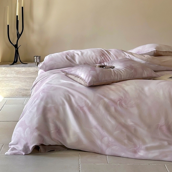 91家纺网 家纺一手货源 找家纺 禾时 2025新款60S兰精天丝数码印花暗合简约款四件套 莫斯-紫