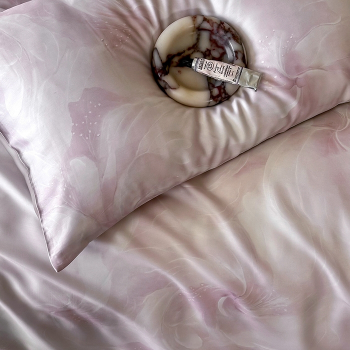 91家纺网 家纺一手货源 找家纺 禾时 2025新款60S兰精天丝数码印花暗合简约款四件套 莫斯-紫